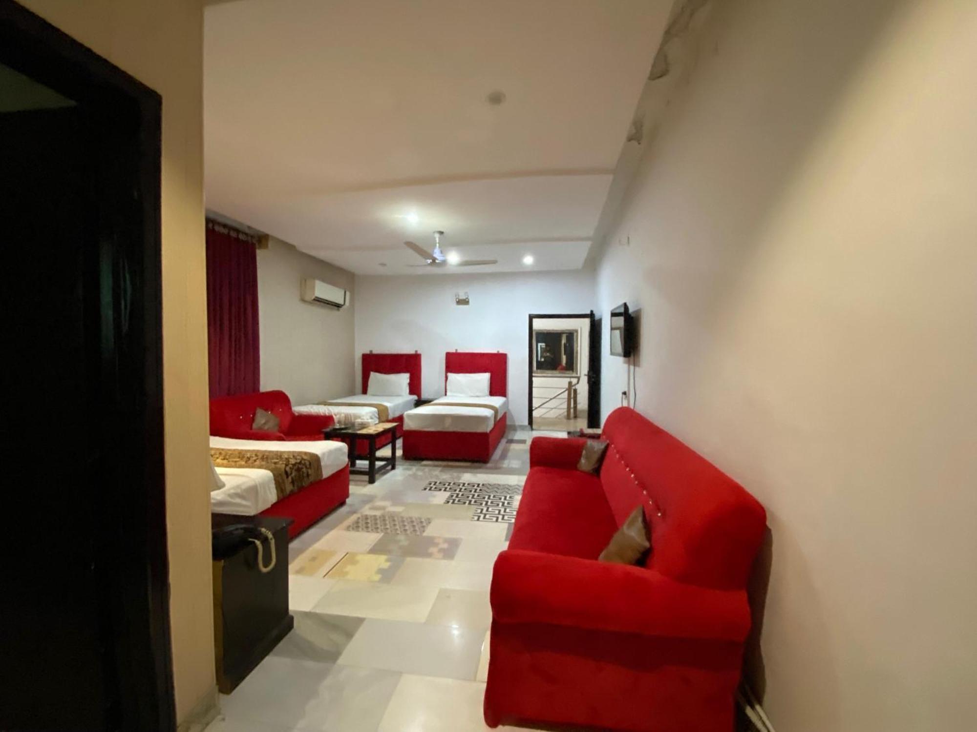 Hotel Tulip Inn, Gulberg Lahore Exteriör bild